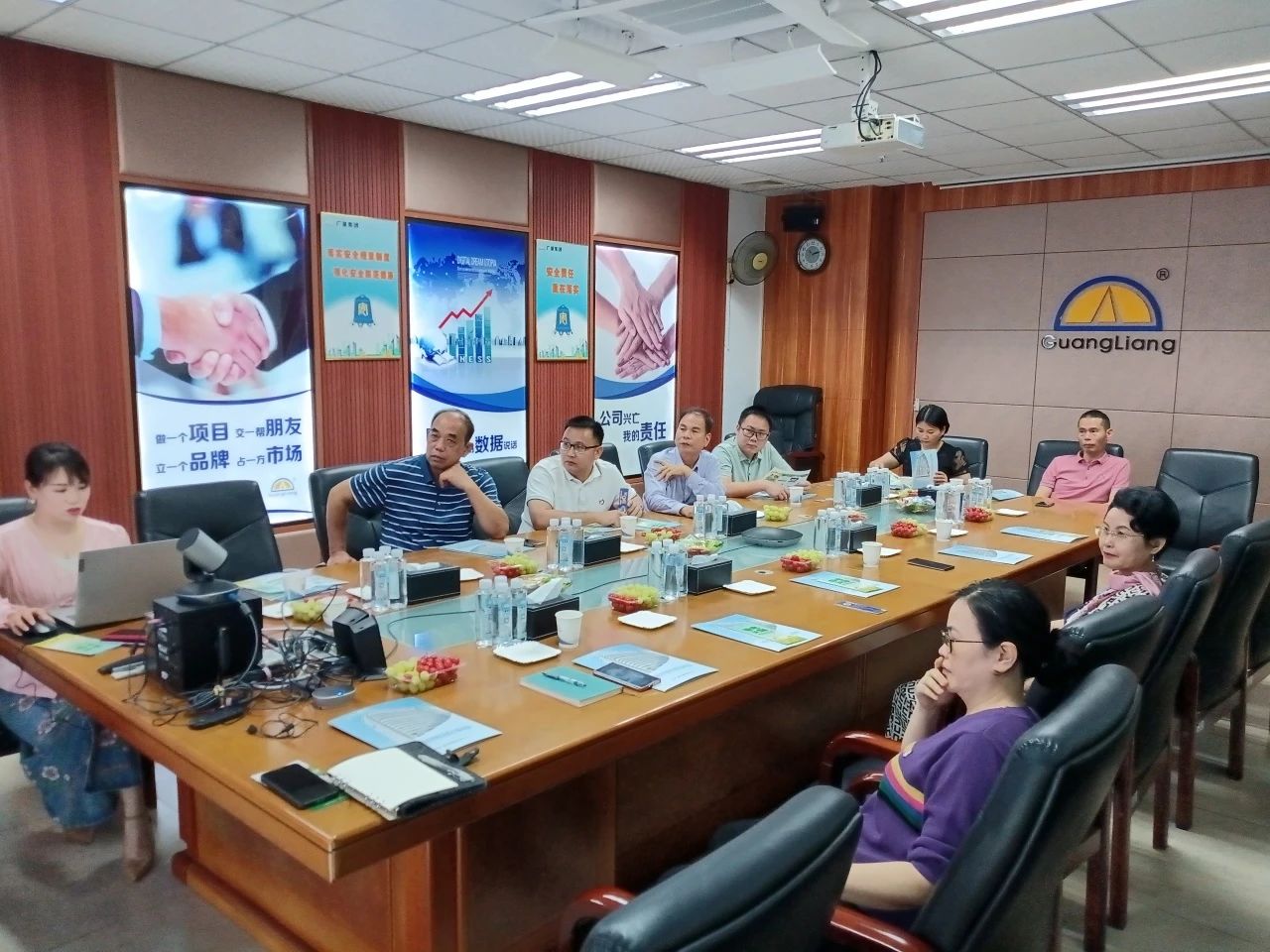 高州市根子镇当局党委及商会辅导一行莅临1066vip威尼斯集团互换座谈同谋发展