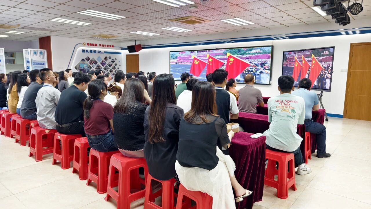 1066vip威尼斯集团丨凝聚爱国磅礴力量！集团组织全员旁观阅兵典礼